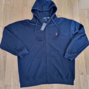 Marinblå hoodie från Polo Ralph Lauren - Säljer en helt ny Polo Ralph Lauren zip-hoodie. Storlek står 3XL men passar XL!!!