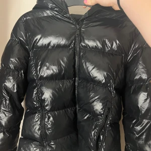 Svart pufferjacka från Everest - Skit snygg Vinter jacka från Everest, Säljer då jag köpt en annan vinterjacka och måste välja bort en💕Jackan har en jätte bra passform och stor luva💕 Nypris 1 299, pris kan diskuteras o hör gärna av er vid frågor (storlek M men passar S oxå)