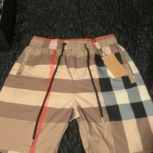 Burberry shorts - Shorts från Burberry i bra kondition size S litet scratch på baken men man kan inte se om man inte känner på det, köpte den may 2025 och användes bara få gånger.