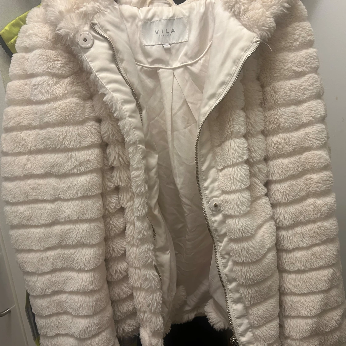 Vit pälsjacka från VILA