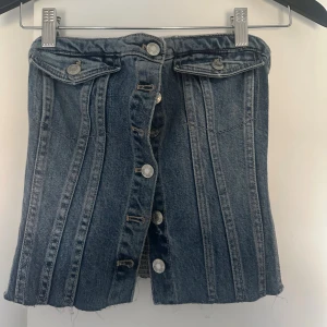Jeans topp från Zara - Säljer en jeans topp från Zara. Minns ej nypris. Använd fåtal gånger.