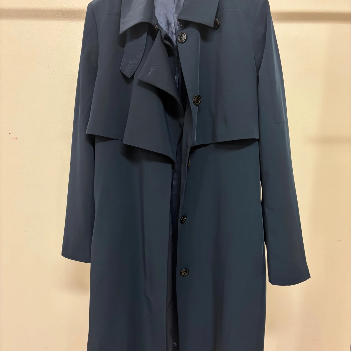 Mörkblå trenchcoat från Whyred - 1