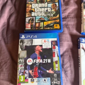 FIFA 21 (ps4/ps5) & Grand Theft Auto V PS4 - Fifa 21 som funkar för båda ps4 och ps5 och Gta 5 för ps4 som inte kommer till användning. Säljer båda för 250kr eller 150kr/st