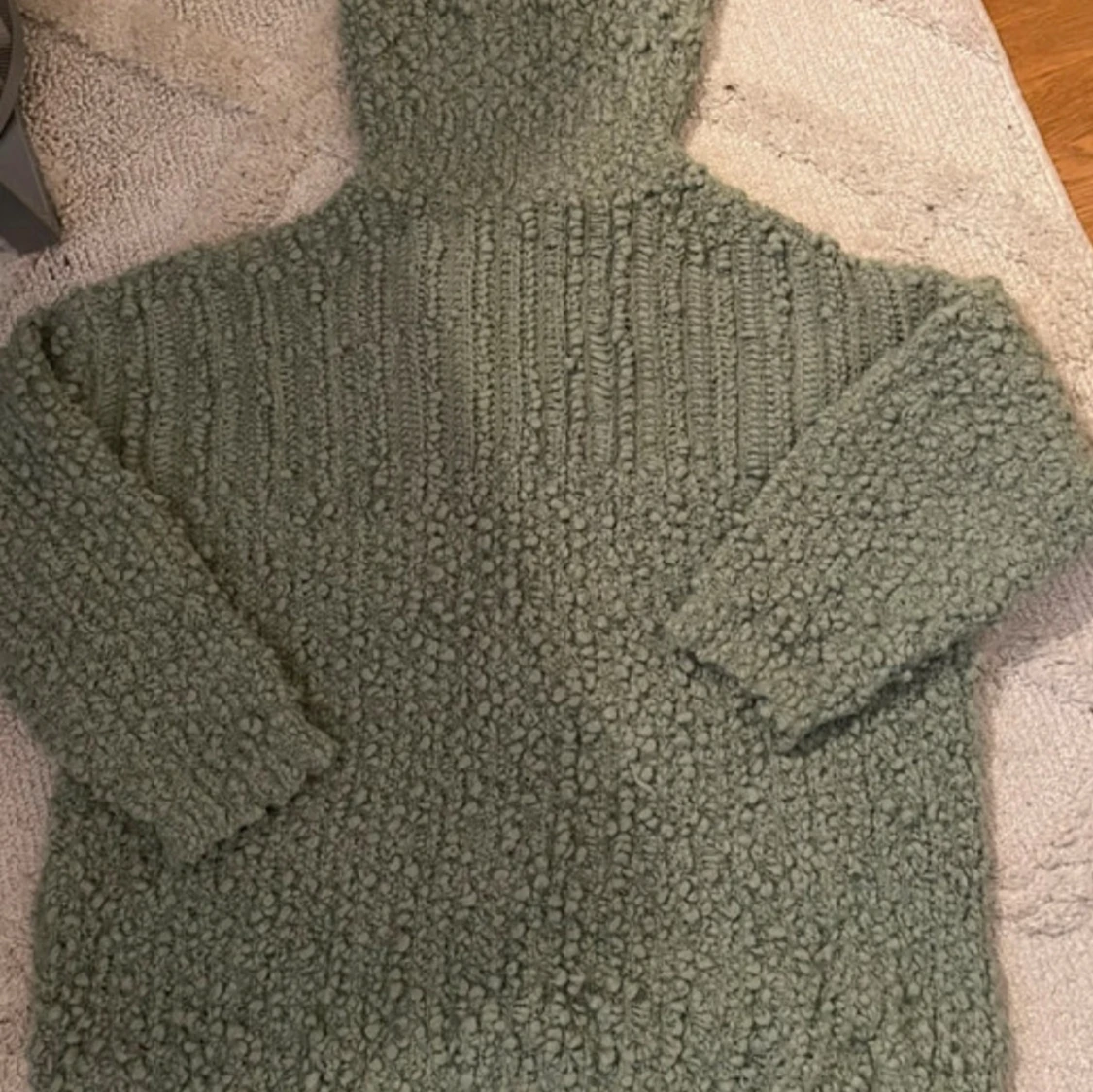 Grön stickad polotröja