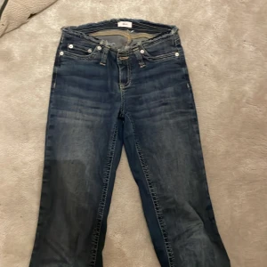 Bootcut jeans med rå kant från Nelly - Low waist Mörkblå bootcut jeans från Nelly med trådig kant 