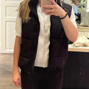 iets frans... pufferväst 🖤 - iets frans... väst köpt i London på Urban Outfitters 😊  Den har använts en del men har inga defekter alls och har vårdats väl   Vid frågor om mått, fler bilder, osv. fråga bara!