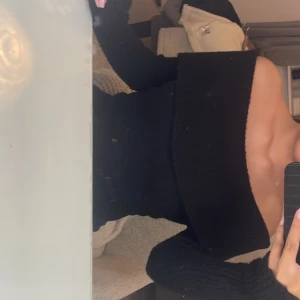 Svart offshoulder stickad tröja  - Supersnygg svart stickad tröja med offshoulder och lång ärm. Storlek S/XS 