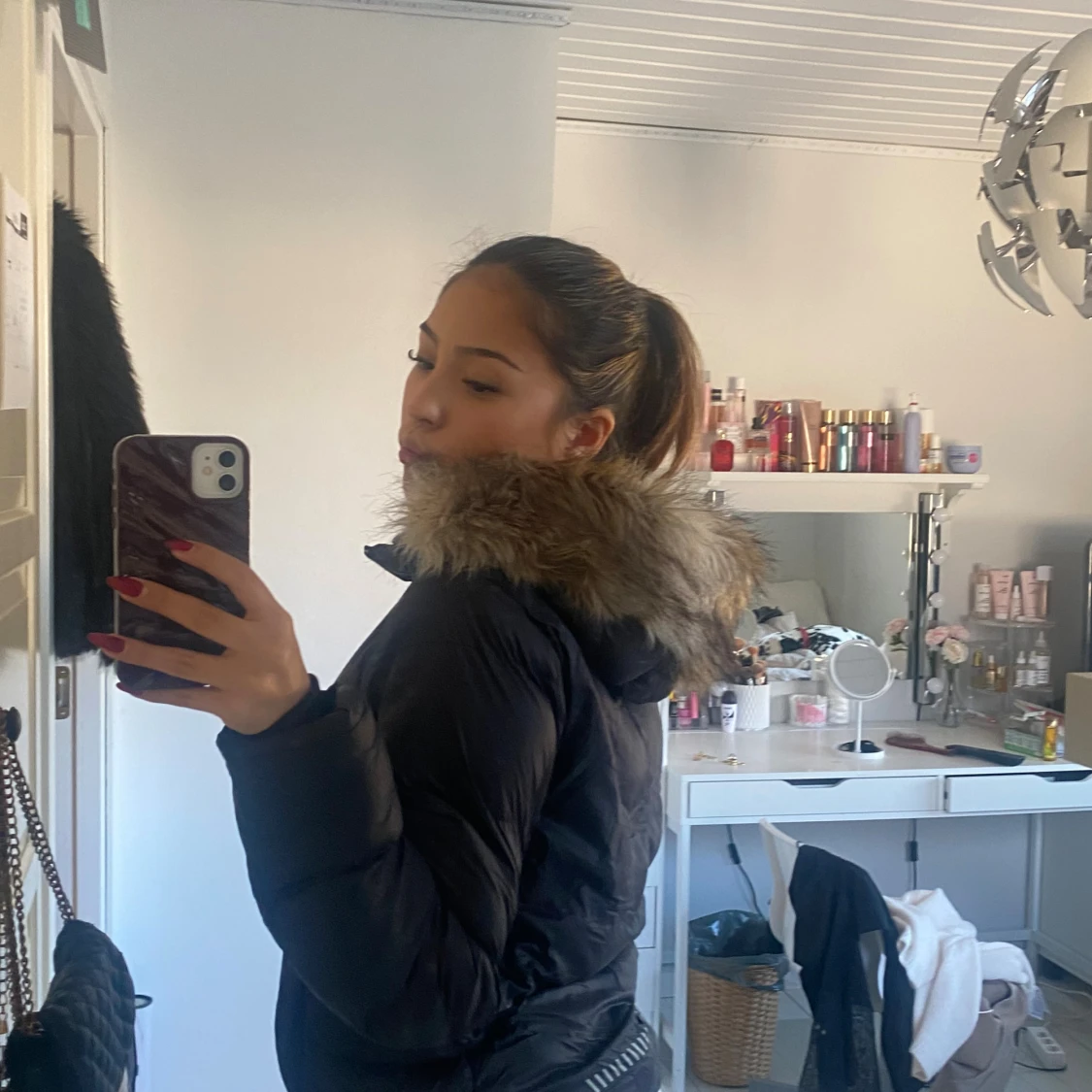 Svart pufferjacka med fuskpäls - 2