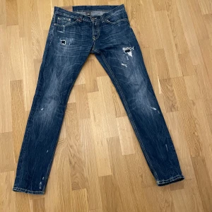 Dondup jeans - Tja! Säljer ett par fina dondup jeans, dessa är slim fit, inte skinny som george modellen. Storlek 33 vilket ungefär är W30/ L32. Mycket fina jeans med fina slitningar som tyvärr inte passade. Hör av dig vid minsta fråga eller fundering. 