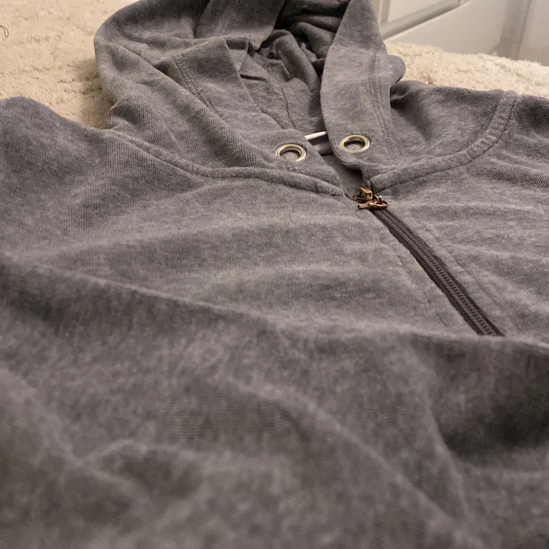 Grå hoodie med dragkedja och huva - 1