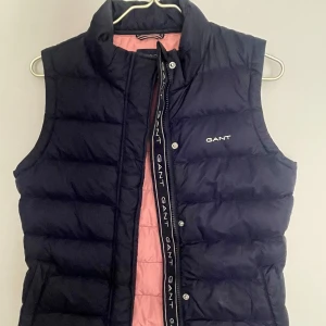 Gant väst - Jättefin Gant väst i ett my ket bra skick, använd fåtal gånger. I barnstorlek 158/164 men passar även XS/S💕