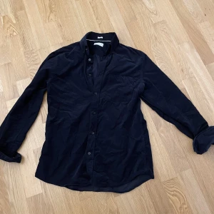 Manchesterskjorta - Tja! Säljer en fin manchesterskjorta från These Glory Days. Superfin men tyvärr lite för stor för mig. Har endast använts en gång. Hör av dig vid minsta fråga eller fundering.