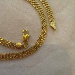 18K guldhalsband med tät kedja GP 💫 - Snyggt Goldplaterad halsband i 18 karat💫 guld med tät, glittrande kedja och robust karbinlås. Märkt med 750 på låset, vilket visar äktheten. Perfekt för dig som gillar klassiska och lyxiga smycken med lite extra bling.💫