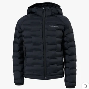 Svart Peak Performance dunjacka med huva - Svart dunjacka från Peak Performance med huva och dragkedja framtill. Jackan har quiltad design, lång ärm och logga på bröstet. Perfekt för kalla dagar och har en clean, sportig look som funkar till det mesta.