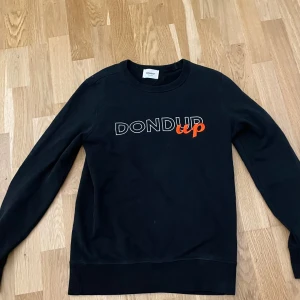Dondup tröja - Tja! Säljer min fina dondup tröja. Superfint skick väldigt försiktigt använd. Storlek S. Köptes ny. Hör av dig vid minsta fråga eller fundering.