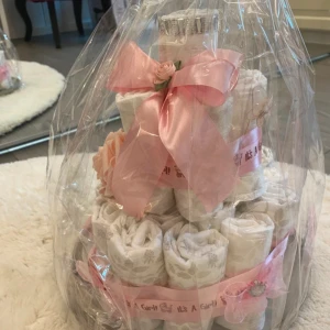 Blöjtårta  - Fint dekorerad blöjtårta. Jag har använt libero storlek 1 och 2. Passar perfekt som present till nyfödd bebis eller babyshower present. 