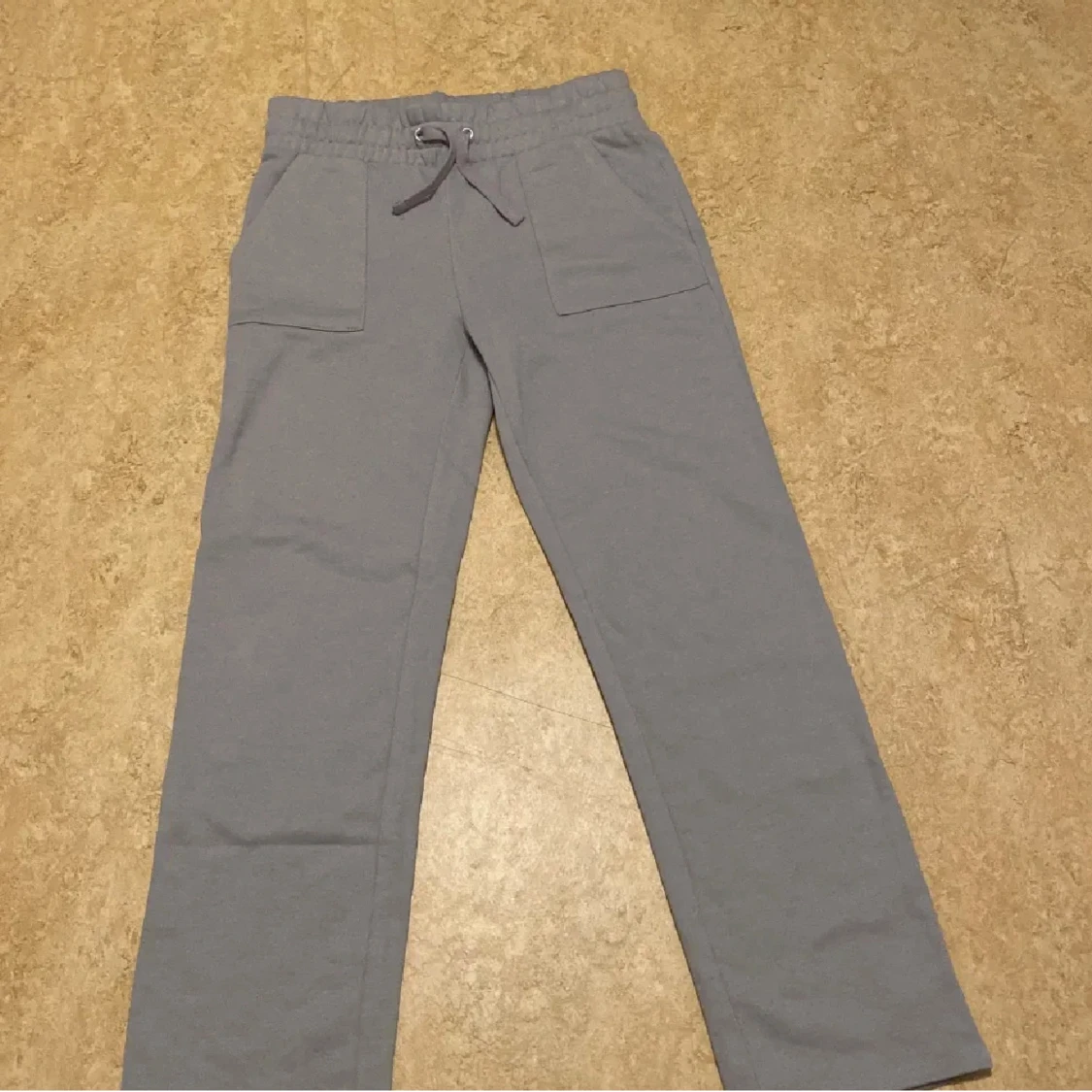 Grå mjukisbyxor med snörning