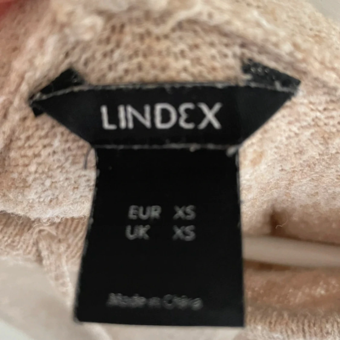 Beige hoodie från Lindex i stickat material - 2