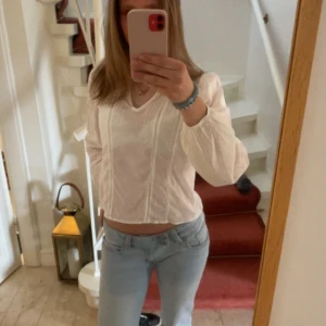 Vit blus med spetsdetaljer från bikbok - Säljer en söt vit blus från bikbok med v-ringning och långa puffärmar. Blusen har fina spetsdetaljer längs framsidan och är lätt croppad. Perfekt till jeans för en fräsch look. Materialet känns tunt och luftigt, troligen bomull. Sällan använd, pris kan diskuteras 🩵