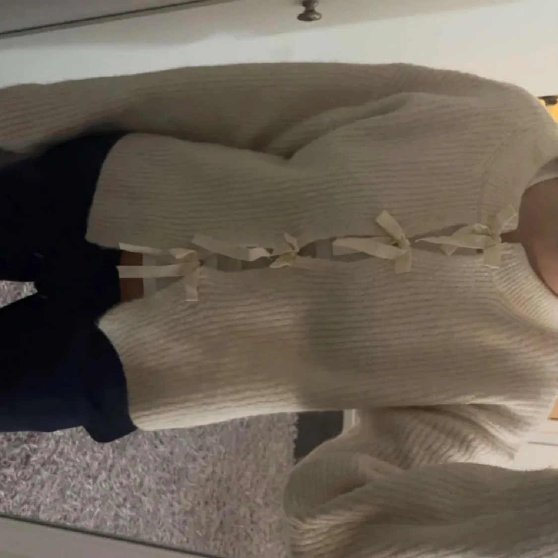 Beige stickad kofta med rosetter - 1