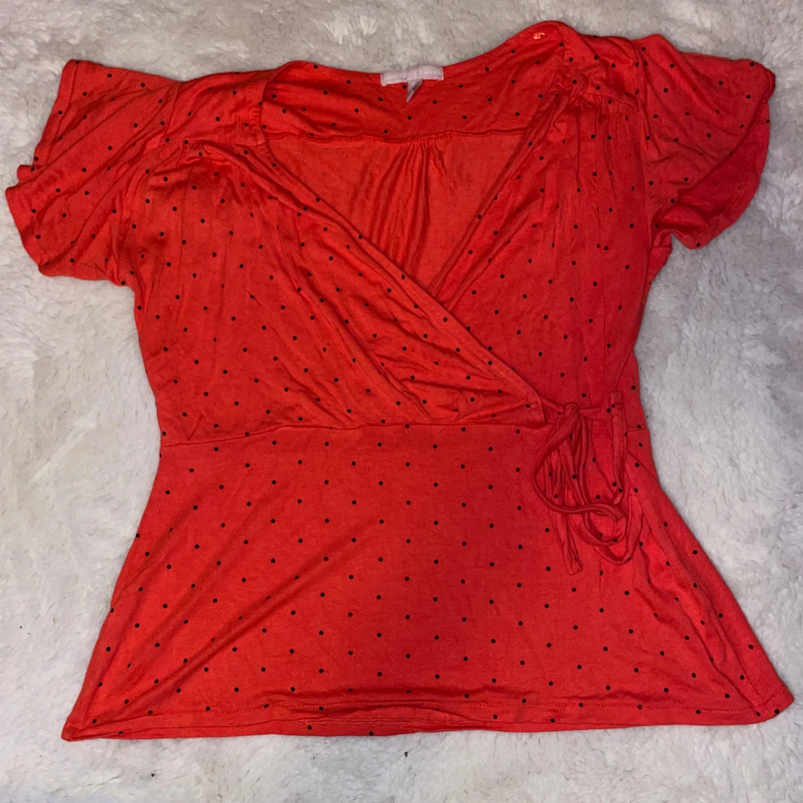 Röd prickig omlottopp  - 2