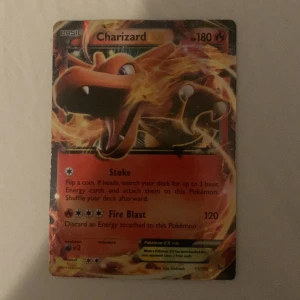 Charizard EX - Coolt Charizard-kort från Pokémon TCG! Perfekt för samlare och fans som vill boosta sin kortlek med en av de mest ikoniska och kraftfulla Pokémon. Kortet har snygg design och är ett måste för dig som älskar Pokémon. Nästan mint.