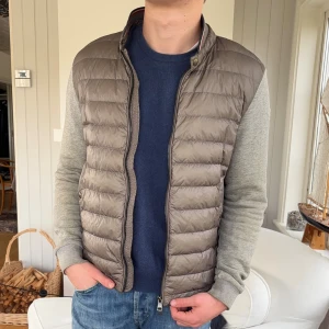 Moncler cardigan - Grå Moncler cardigan, storlek L, passar som Medium jag är ca 182cm lång och väger ca 72kg 