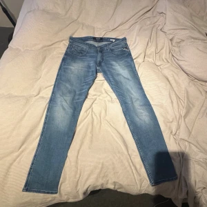 Replay anbass - Säljer ett par snygga ljusblå jeans från Replay i modellen W32 L32. Knappt använda nypris 1799kr säljer för 700kr.
