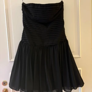 Svart klänning - Svart kort klänning från Zara. 