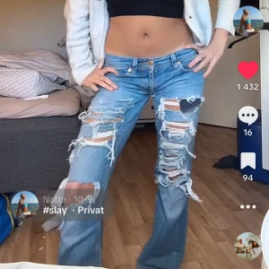 VINTAGE LÅGMIDJADE LEVIS  - Säljer min absoluta favorit byxor eftersom jag vill köpa ett par nya! Väldigt lågmidjade med massa slitningar. 💕🌟