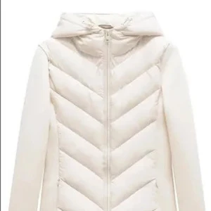 Beige dunjacka - Tunn i ärmarna och ändå bra för höst vädret och våren, bra kvalitet och ett skönt och lent material, jackan är designat med en fickor på sidorna och en luva som går att justera på❄️💫