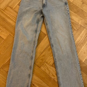 Ljusblå raka jeans från Gina Tricot  - Mjukt jeans material 