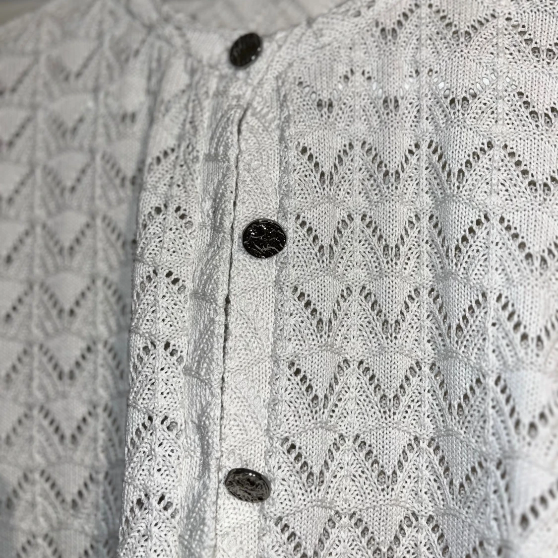 Vit stickad kofta med mönster - 1