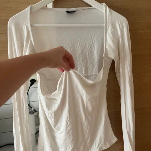 Vit bolero tröja - Snygg tröja från Gina som är som en bolero med slits i ärmarna! Använd fåtal gånger