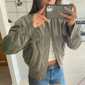 Bomberjacka - Bomberjacka från filippa k. Liten fläck, se bild 4 