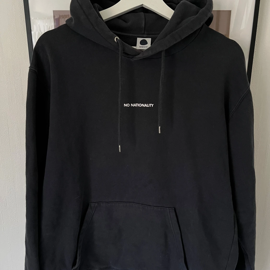 Svart hoodie från NN07 med tryck