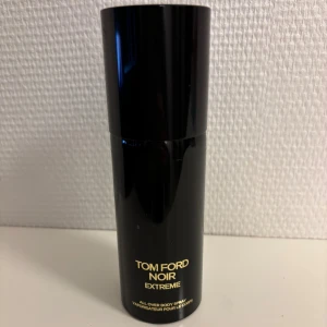Tom Ford Noir Extreme Body Spray - Tom Ford Noir Extreme All Over Body Spray, 150 ml. Snygg och stilren flaska som passar dig som vill ha en exklusiv touch i din vardag. Perfekt att ta med i väskan för en snabb uppfräschning när som helst. Finns ca hälften 75 ml  kvar i flaskan! 