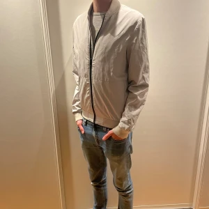 J.Lindberg jacka - Snygg jacka i mycket bra skick. Storlek S. Hör av er vid eventuella frågor!