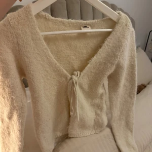 Söt stickad kofta - En jättesöt stickad kofta💞aldrig använd. Storlek S/XS