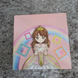 Prinsessigt smyckes- och accessoarset barn - Supergulligt set med halsband, armband och hårspännen i rosa och pastellfärger, dekorerade med pärlor, blommor, glass, snäcka och enhörning. Inkluderar även en glittrig trollstav och flera rosetter. Perfekt för dig som älskar färg och söta detaljer! Allt är nytt och oanvända 