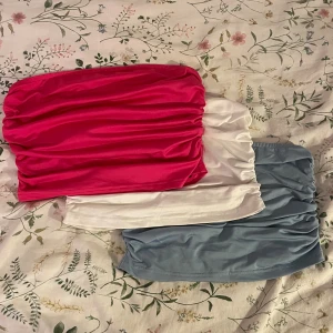 Tre stycken tubtoppar - Tre stycken söta tubtoppar som knappt blivit använda. Är stretchiga förutom på höjden och är i skönt material.