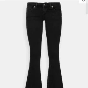 Svarta bootcut jeans - Söker dessa svarta jeans från Only! Är runt 165cm lång så vet ni storlek som passar kring det hör av er till mig, har skrivit storlek xxs men det är endast för att jag inte vet vilken storlek som skulle passat mig!