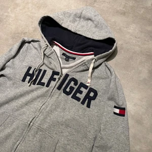 Tommy Hilfiger vintage hoodie - Tjena säljer nu denna sjunt snygga TH hoodien vintage. Storlek S/M , Vid frågor kontakta!