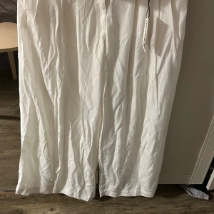 Linnebyxor - Linnebyxor i storlek 36 i helt ny skick. Säljer då den inte passar. Har endast provat. Skriv för fler bilder🤗