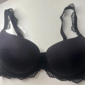 Svart bh med spetsdetaljer - Jättefin push up bh ifrån Lingadore med spetsdetaljer på axelbanden, banden går att justera🫶🏻                                                                      Säljer eftersom den inte passar mig, pris kan alltid diskuteras💕💕
