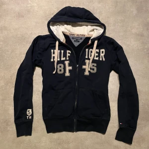 Vintage Tommy Hilfiger Hoodie - Sjukt fet TH hoodie , storlek M! Vid frågor kontakta.