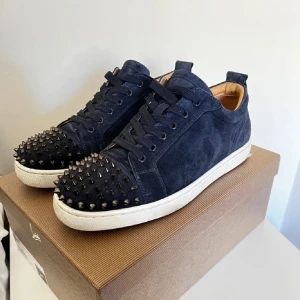 Christian Louboutin skor - Halloj, säljs då de inte används, de har klarat sig bra från regn och liknande. Idioter med 1000 frågor och som tror att de är stora försäljare kommer jag inte att svara på. Ingen stress med att sälja. Vid funderingar skriv, mvh