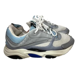 Dior b22 - Dior B22 köpte från Vestiaire Collective så såklart äkta, kvitto kommer endast vid köp men lär inte behövas angående äkthet om man ser på size tagen.  Pris går diskutera vid snabb affär 43/44,