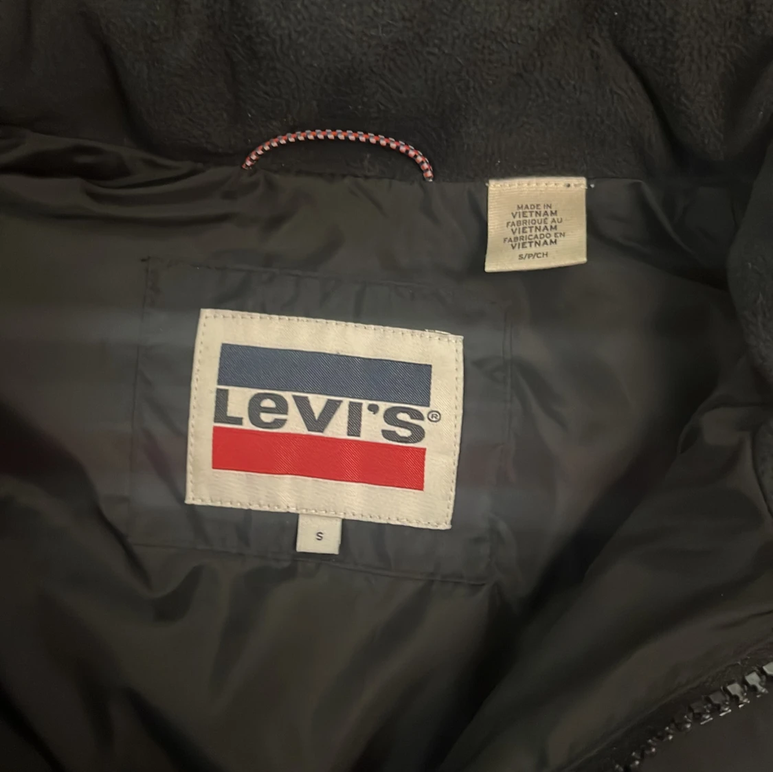 Svart dunjacka med huva från Levi's - 2