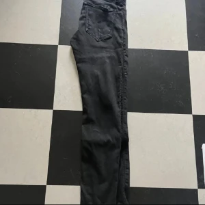 Svarta skinny jeans - Tjena! Vi på Twice But Nice säljer nu dessa G-star jeansen i slim fit // Skick: 9/10 // Storlek: 30 // Pris: 129